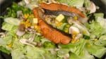 Placez les filets de saumon et le beurre sur les légumes.
