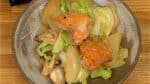 Divisez le saumon en bouchées, placez-les sur une assiette avec les légumes.