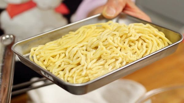 Invece dei noodles da yakisoba, useremo questi noodles da ramen freschi e spessi. Lo Chef adora la loro consistenza tenera e gommosa.
