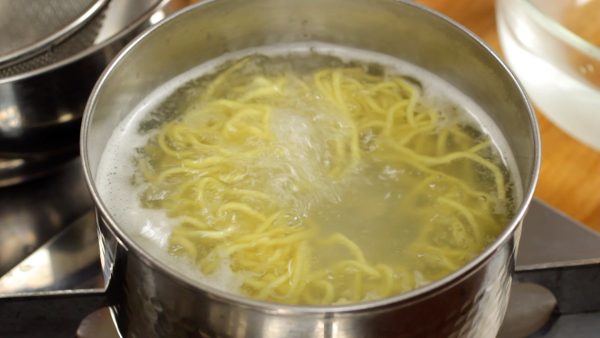 Cuocere per circa 3 minuti invece di 5 minuti come consigliato sulla confezione. Salteremo i noodles in padella in seguito, quindi devono rimanere poco cotti, specialmente perché sono noodles da ramen.