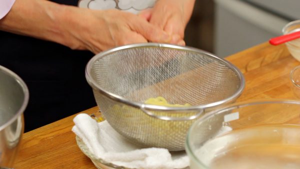 Hit the strainer against a kitchen towel many times to remove the excess water thoroughly.