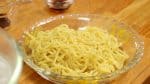 Disporre i noodles su un piatto. Aggiungere una piccola quantità di olio di sesamo e saltarli a cappotto.