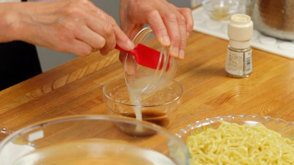 Facciamo il condimento. Combinare salsa d'ostriche, salsa di soia e sake. Dissolvere la polvere di brodo di pollo nell'acqua calda e aggiungere la salsa preparata.