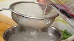 In einer Schüssel mit Wasser überschüssiges Mehl entfernen und im Anschluss sauberspülen.