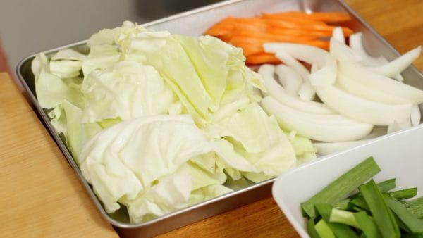 Cut the cabbage leaves into 4 to 5 cm (1.6"~2") bite-size pieces.