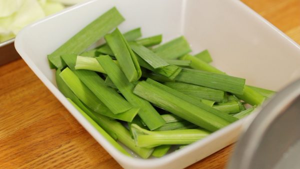 And cut the garlic chives into 4 cm (1.6") pieces.