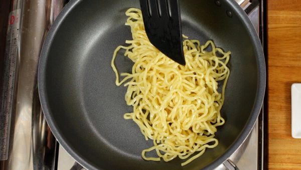 Mettete il ramen bollito al suo interno e distribuite i noodles 	uniformemente.
