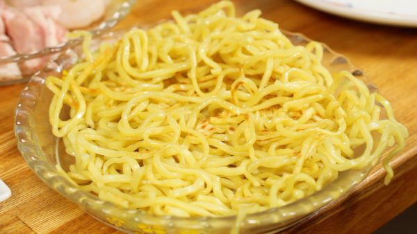Dopo, riponete i noodles in un piatto.