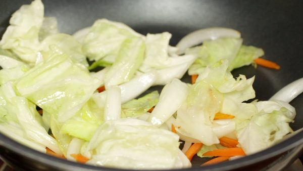 Stir-fry the vegetables. Use a minimum amount of oil to keep the yakisoba from becoming too oily.