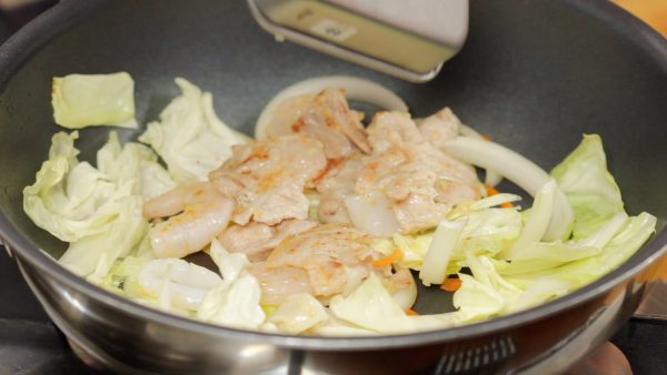 Appena le verdure saranno leggermente ammorbidite, aggiungere il maiale, i gamberetti e i calamari preparati in precedenza.
