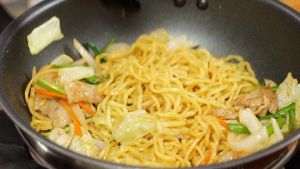 The noodles are added at this stage to keep them from absorbing too much sauce. This will help to balance the seasoning between the noodles and vegetables, making the yakisoba more delicious! When the sauce is distributed evenly, it is ready.