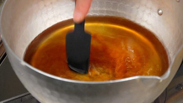 Đầu tiên, cho sốt dashi, trộn nước dùng dashi, rượu sake, rượu nấu ăn (mirin), xì dầu và muối, và bật bếp. Đảo nhẹ hỗn hợp.