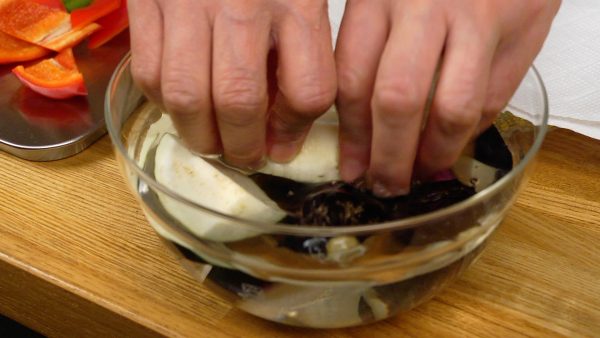 Then, lightly rinse the eggplant to remove any unwanted flavor. Remove the excess water with a paper towel.