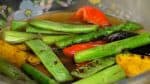 Laissez reposer le bol au frigo pour 1 à 2 heures pour aider les légumes à absorber la sauce au dashi.