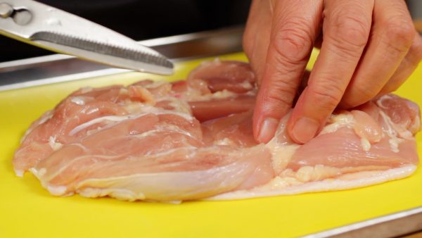 First, let's prepare the chicken. Carefully remove some of the excess fat from the chicken thigh with kitchen shears and bring the meat to room temperature.