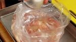 把雞肉放進ㄧ個乾淨的塑膠袋。將薑汁和清酒ㄧ起到入。