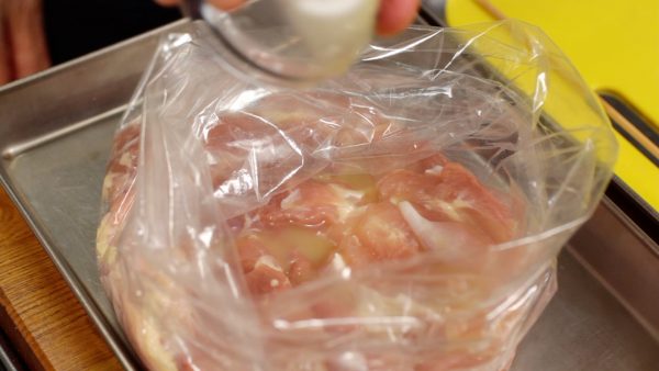 Put the chicken into a clean plastic bag. Add the ginger juice and sake.