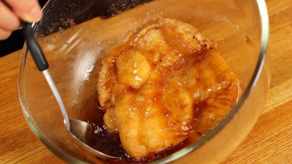 趁雞肉散熱時把醬汁往上倒使雞肉表層滑亮且吸收更多汁。