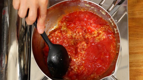 再拌炒5分鐘。番茄醬在煮時記得要隨時攪拌使防止噴濺氣泡的產生。