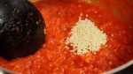 當番茄沾醬稍微成深棕色且看到表面滑亮濃稠時，把雞湯粉加入。