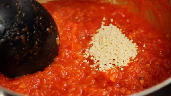 當番茄沾醬稍微成深棕色且看到表面滑亮濃稠時，把雞湯粉加入。