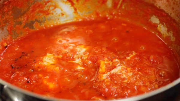 Finally, taste the sauce and adjust the flavor with salt and pepper. Turn off the burner and the tomato sauce is ready.