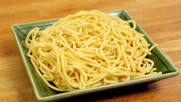 Now, let's arrange the Tsukemen. Boil the fresh ramen for the time instructed on the package, 