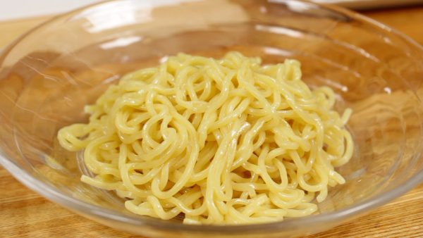 Rinse the noodles with cold water, strain thoroughly, and coat them with a small amount of sesame oil.