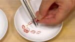 Cassez le piment rouge en deux, retirez les graines et coupez en rondelles.