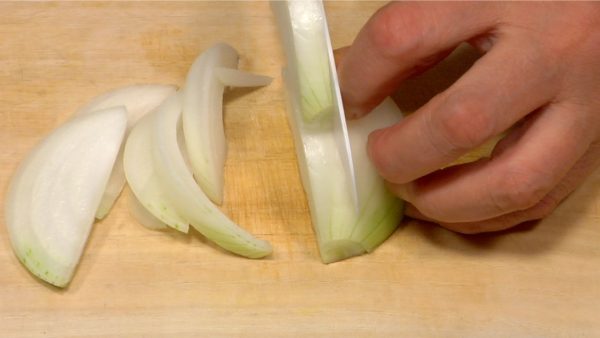 Let's cut the vegetables. Remove the root end of the onion and slice into 7~8 mm (0.3") slices along the grain.
