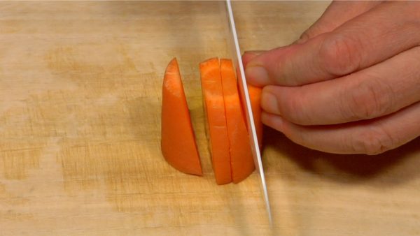 Slice the carrot into 5~6 mm (0.2") pieces along the grain and chop them into strips.