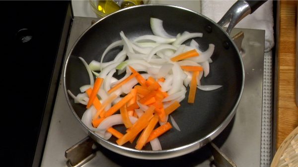Heat the oil in a pan and stir-fry the onion and carrot for one and a half minute.