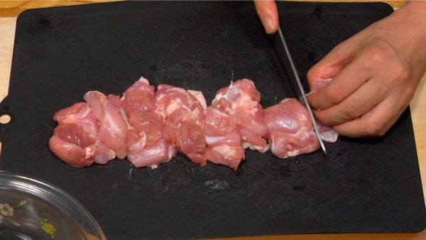 Cut the chicken thigh in half and divide each half into 4 pieces.