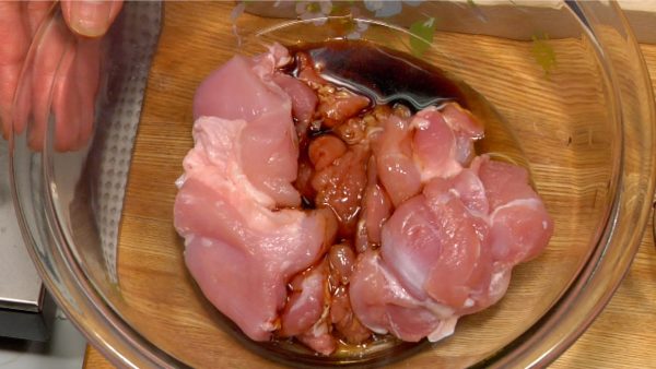 Put the meat in a bowl and add the soy sauce and sake.