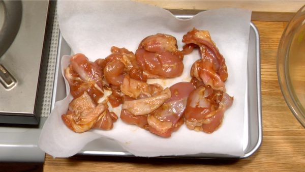 Now, arrange the chicken pieces on a tray covered with a paper towel.