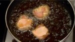 Faites chauffer l'huile à 170°C (340°F) et placez le poulet dans l'huile en commençant par les gros morceaux. Les petites bulles et le son grésillant apparaissent quand l'huile est à la bonne température.