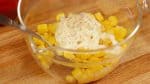 Ensuite, ajoutez la mayonnaise au maïs, puis le sel et le poivre. Mélangez avec une cuillère.