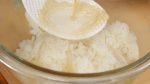 De seguida coloque o arroz cozido a vapor acabado de fazer numa tigela. Deite gradualmente o vinagre para o arroz de sushi preparado antes sobre todo o arroz.