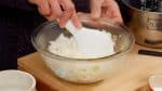 Misture com movimentos de corte para evitar esmagar os grãos de arroz.