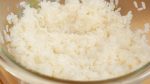 Utilize uma ventoinha para arrefecer um pouco o arroz. Isto vai fazer com que o arroz ganhe uma textura brilhante e tirar a humidade excedente. 