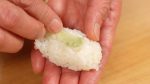 Espalhe o wasabi no topo e coloque o arroz na tábua.