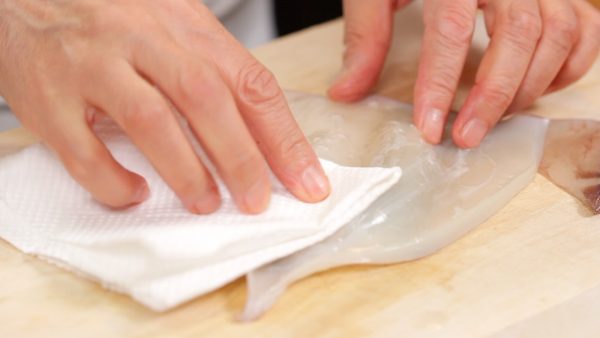 With a paper towel, remove the excess moisture from both sides.