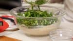 Ajoutez les feuilles d'oignon nouveau ou de ciboule chinoise, qui sont coupées en morceaux de 2 cm (0.8 inch).