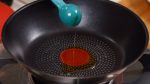 それでは薄焼きを作ります。フライパンにごま油をたっぷり加え油を広げます。