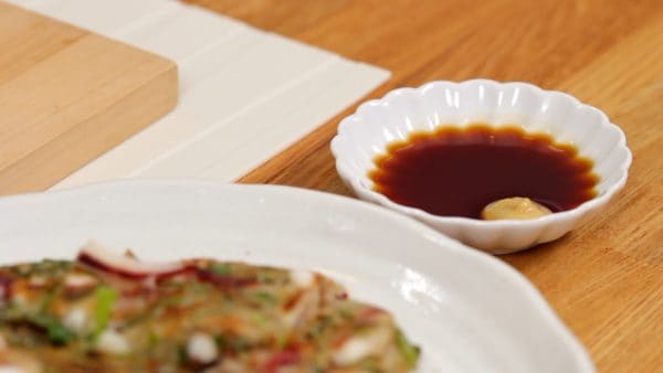 Combine the same amount of vinegar and soy sauce to make the sauce and add karashi hot mustard to taste.