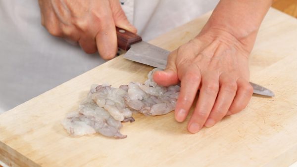 Next, prepare the shrimps. Please check out our <a href="https://cookingwithdog.com/recipe/ebi-chili/">Ebi Chili</a> recipe to deshell and clean the shrimps. Crush the shrimp using the side of a knife.