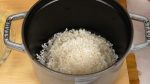 まずお米の準備をしましょう。お米は洗ってあります。お米を鍋に入れます。