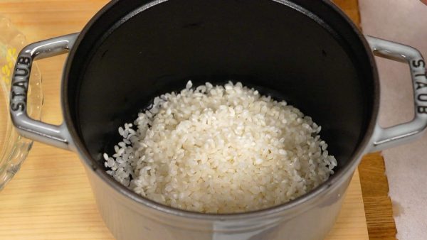 First, let’s prepare the rice. Rinse the rice beforehand. Put the rice into a pot.
