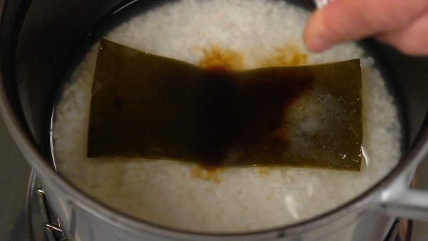 Now, let’s cook the rice. Add the salt, sake and soy sauce, and lightly stir.