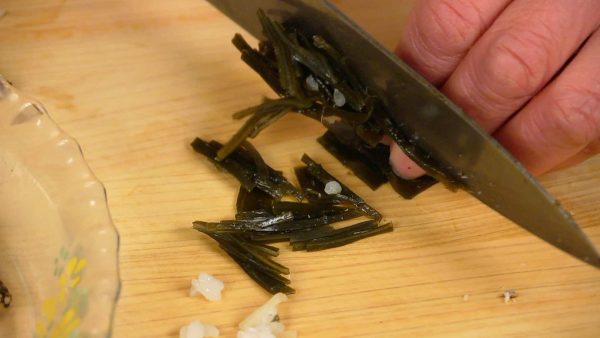As for the kombu seaweed, cut it into thin strips.